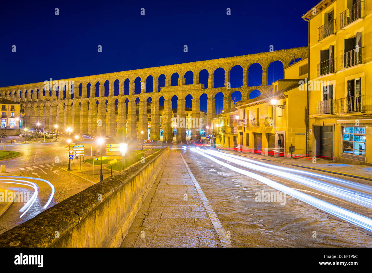 Segovia, Spagna città vecchia view all'antico acquedotto romano. Foto Stock