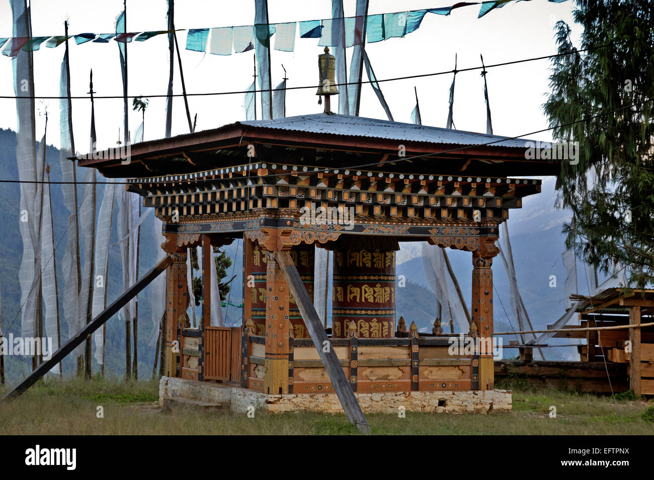 BU00074-00...BHUTAN - Governo del progetto di restauro dell'Wangditse Dzong su una collina sopra Thimphu. Foto Stock