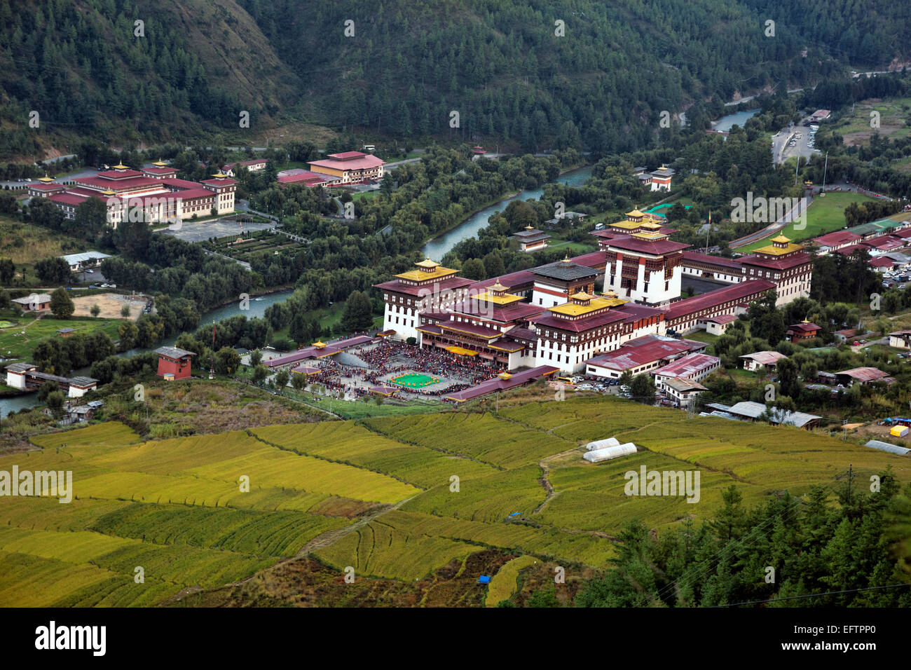 Il Bhutan - Wang Chhu Valley con i campi fino alle pareti del Trashi Chhoe Dzong, principio (sede del governo nella capitale). Foto Stock