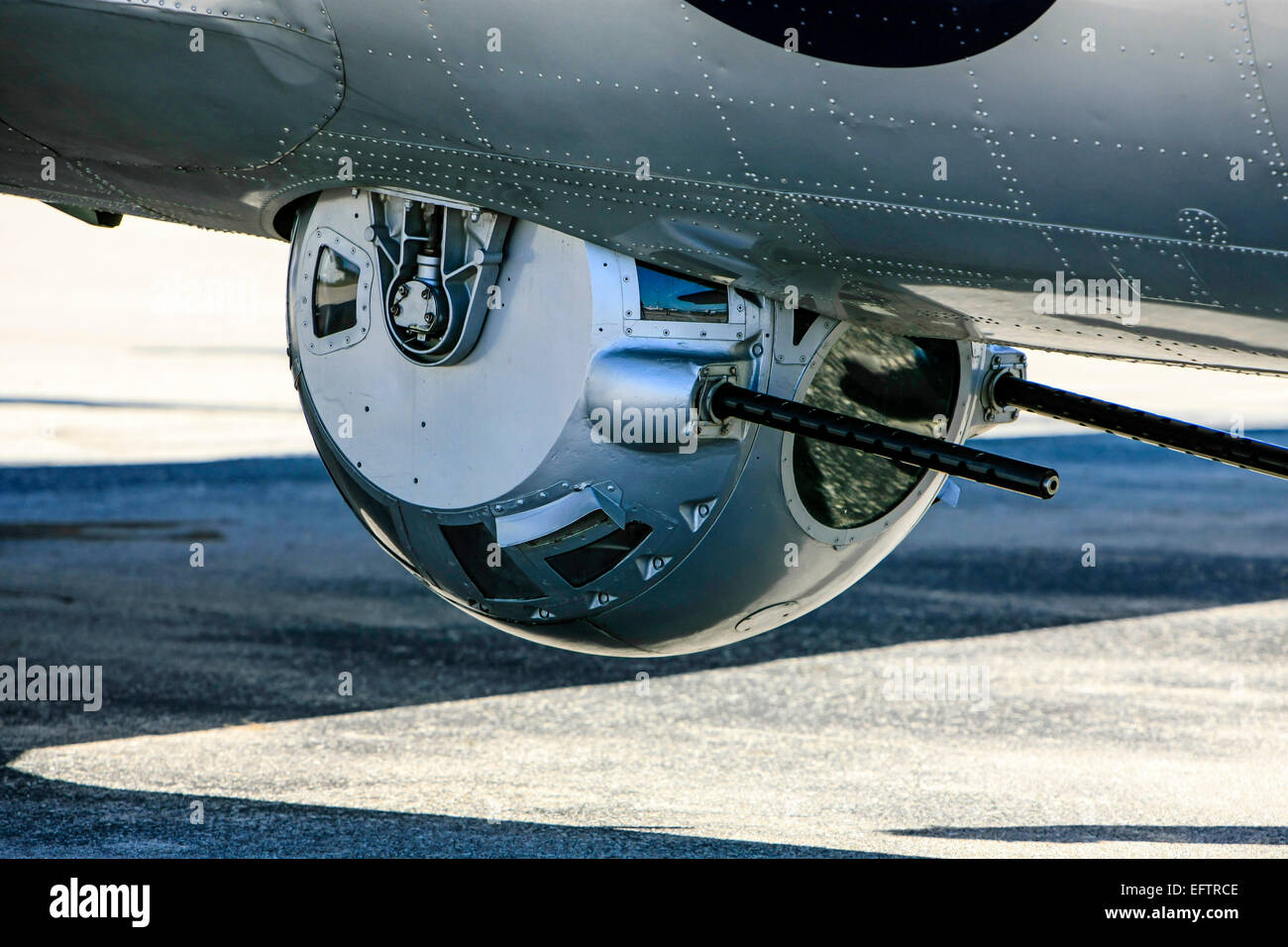 Il ventre gunner posizione in un B17G Flying Fortress piano da WW2 visto all aeroporto di Sarasota in Florida Foto Stock
