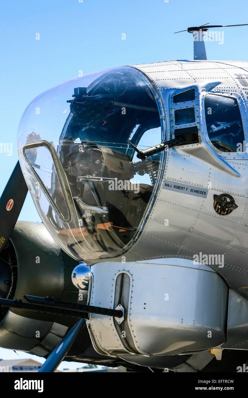 La bomba aimer la posizione in avanti e la torretta mitragliatrice in un B17G Flying Fortress piano da WW2 visto all aeroporto di Sarasota in Florida Foto Stock