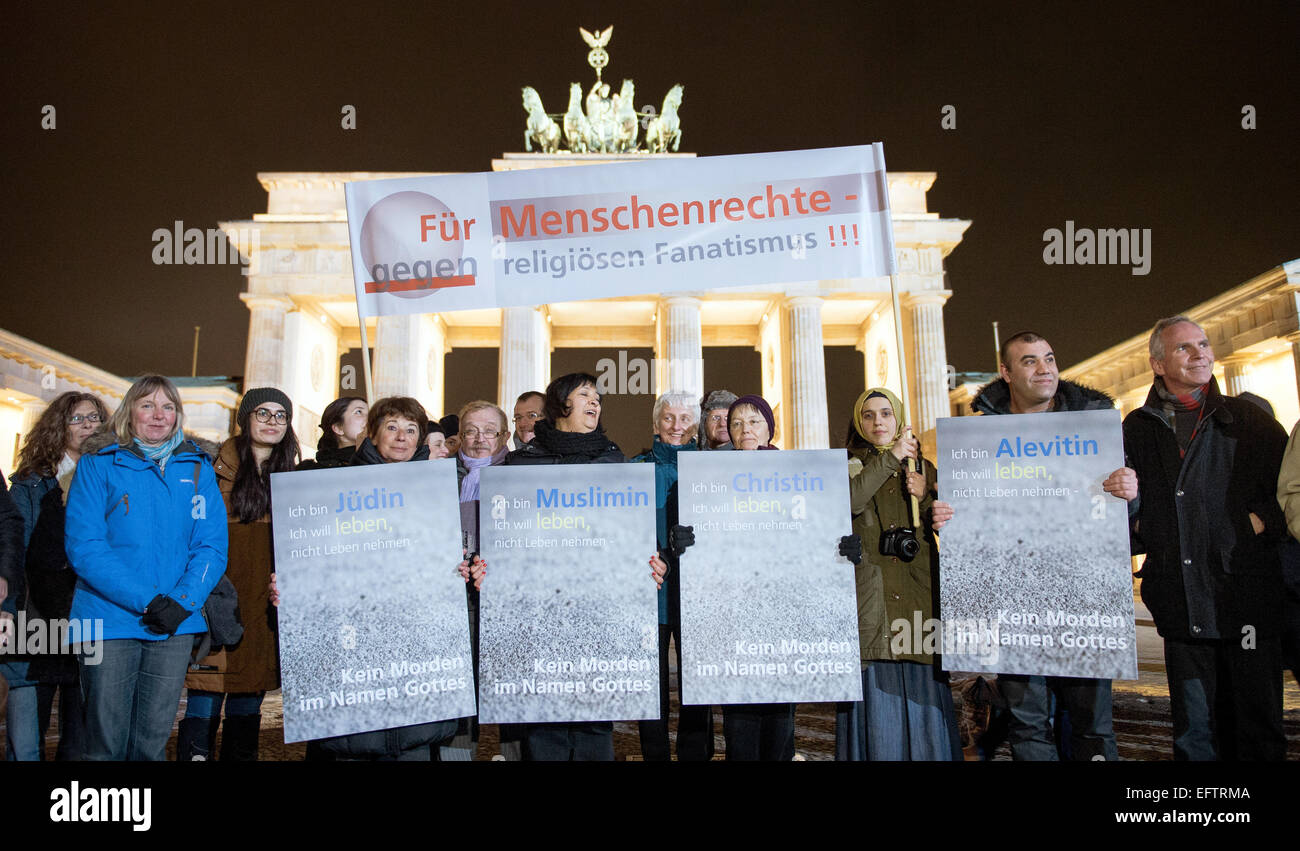 Berlino, Germania. 10 Febbraio, 2015. Gli attivisti tenere un banner che recita " per i diritti umani contro il fondamentalismo religioso' e segni che leggere "sto Jewish/islamo-cristiano/Alevi e voglio vivere e non prendere la vita - Nessun assassinio in nome di Dio" davanti alla Porta di Brandeburgo a Berlino, Germania, 10 febbraio 2015. Foto: FELIX ZAHN/dpa/Alamy Live News Foto Stock