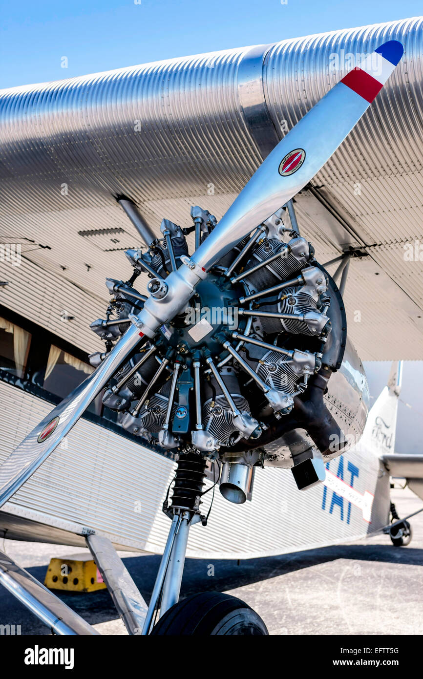 La 300 hp (220 kW) Wright J-6-9 Whirlwind nove cilindri a pistone radiale motori su un 1929 Ford 4-A-E PIANO trimotor Foto Stock