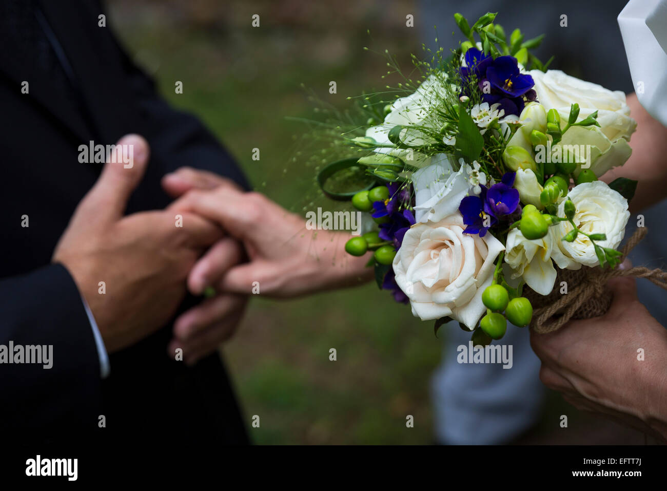 Gli sposi si tengono per mano durante la cerimonia di nozze Foto Stock