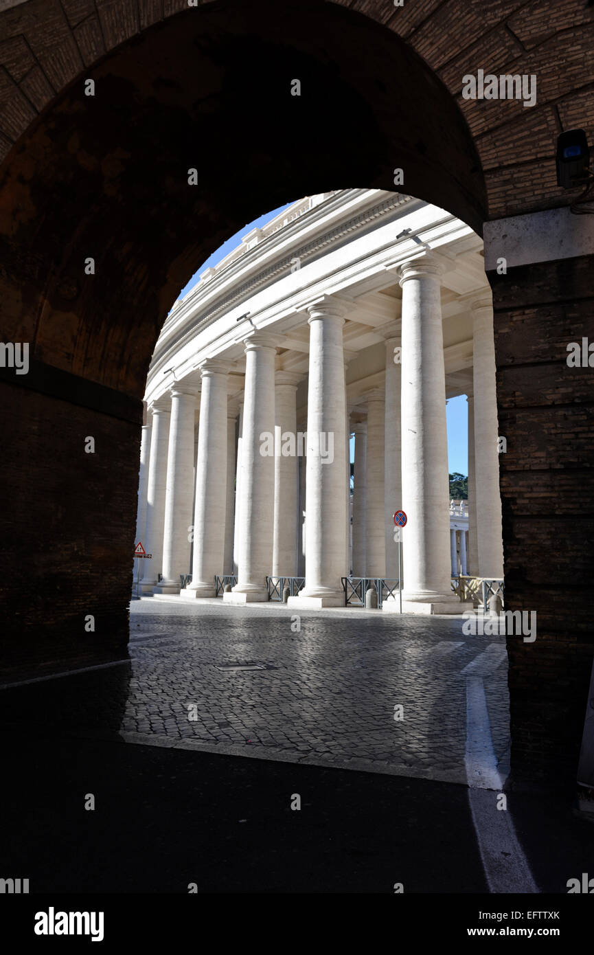 Grandi colonne bianche del Colonnato esterno la Basilica di San Pietro, il Vaticano, Roma, Italia. Foto Stock