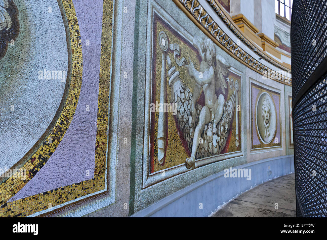 Mosaico dipinti sulle pareti all'interno della cupola della Basilica di San  Pietro e il Vaticano, Roma, Italia Foto stock - Alamy