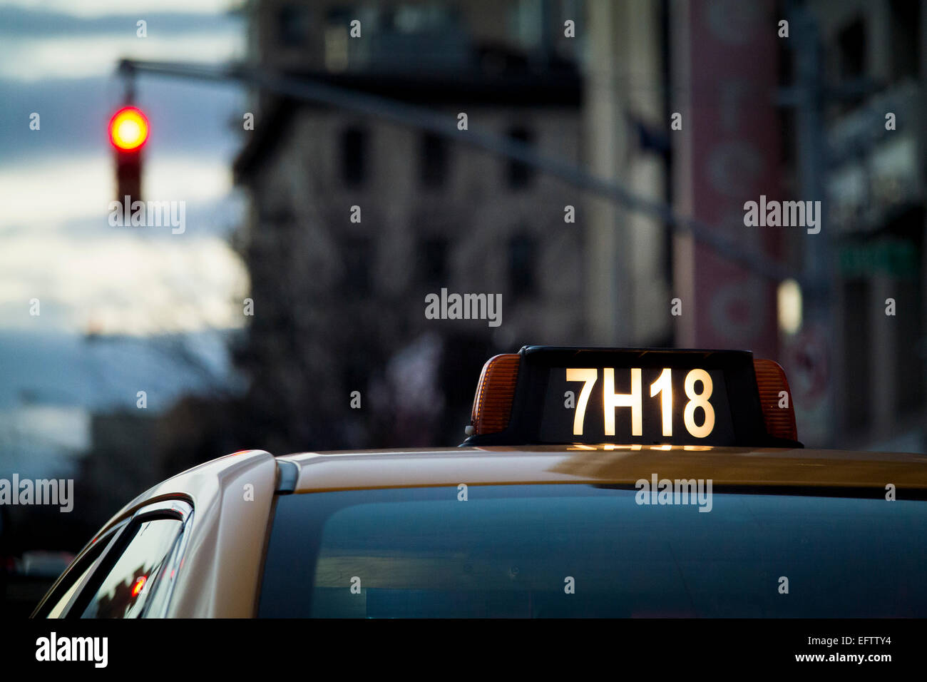 Taxi arrestato in corrispondenza di una luce di colore rosso. Manhattan. La città di New York. Stati Uniti d'America. Foto Stock