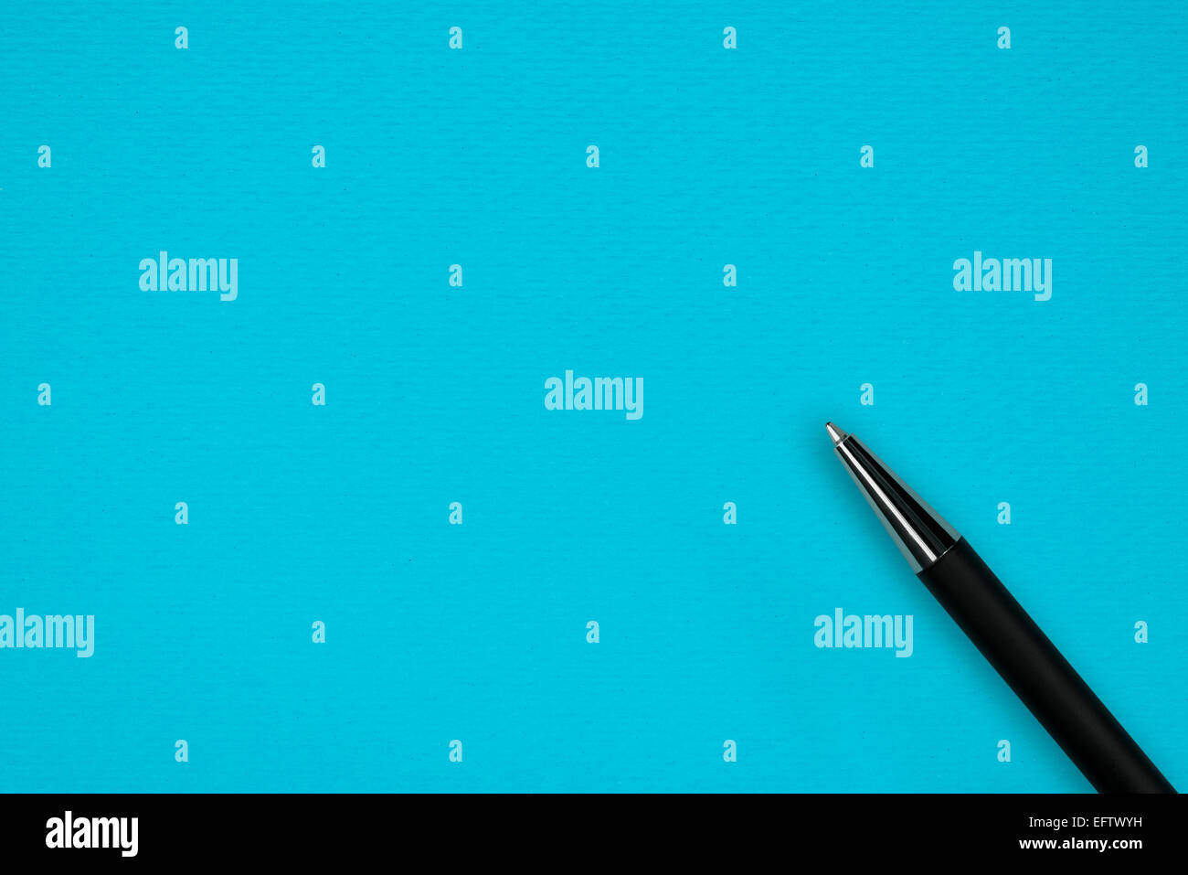 Carta blu con sfondo nero penna a sfera e spazio di testo Foto Stock