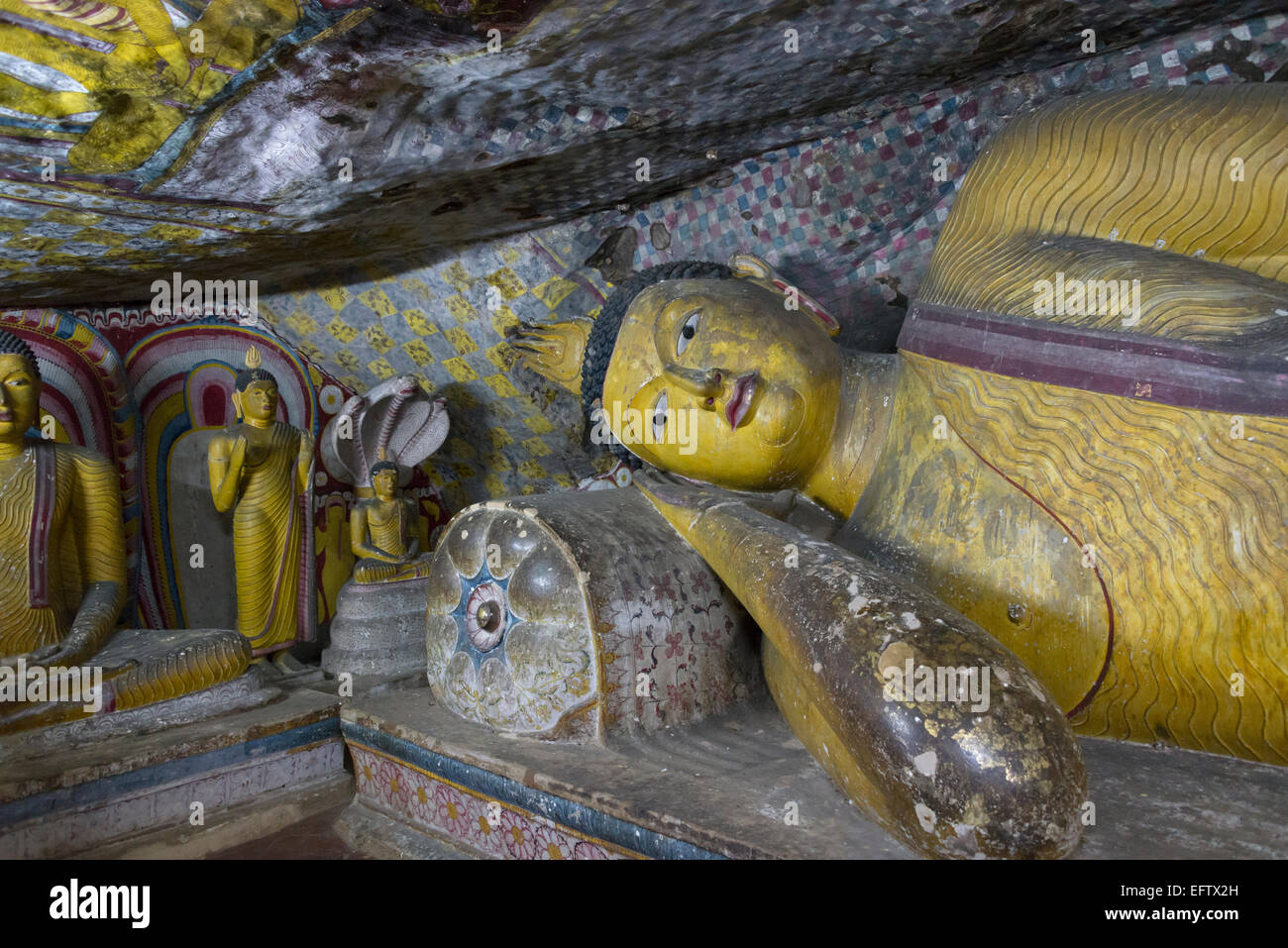 La grotta di antichi templi presso il Royal Rock tempio complesso (Tempio d'Oro di Dambulla), Dambulla, Sri Lanka. Foto Stock