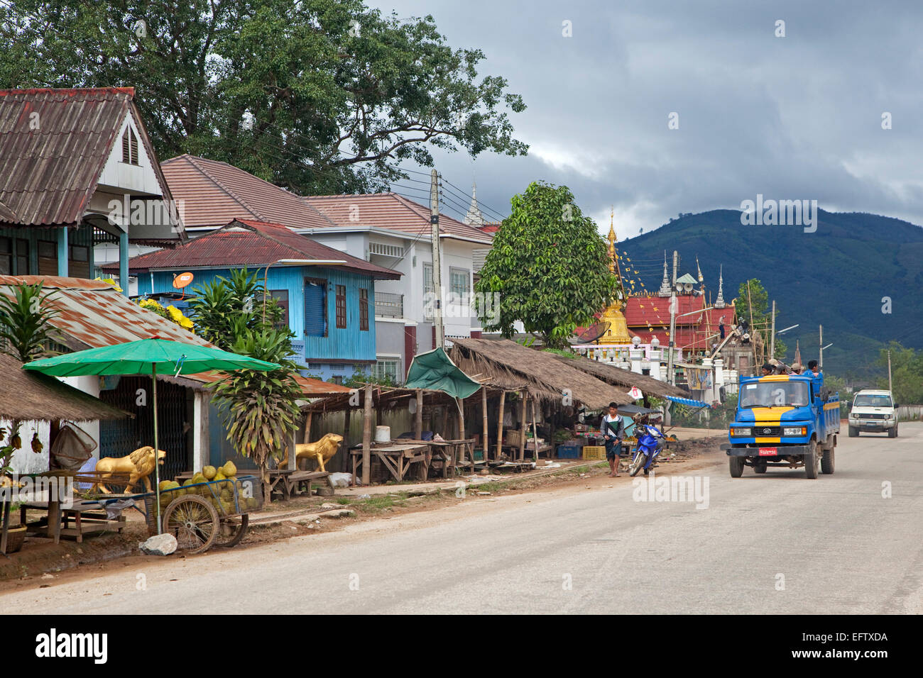 Chioschi lungo la strada in un villaggio nel distretto di Tachileik, Stato Shan, Myanmar / Birmania Foto Stock