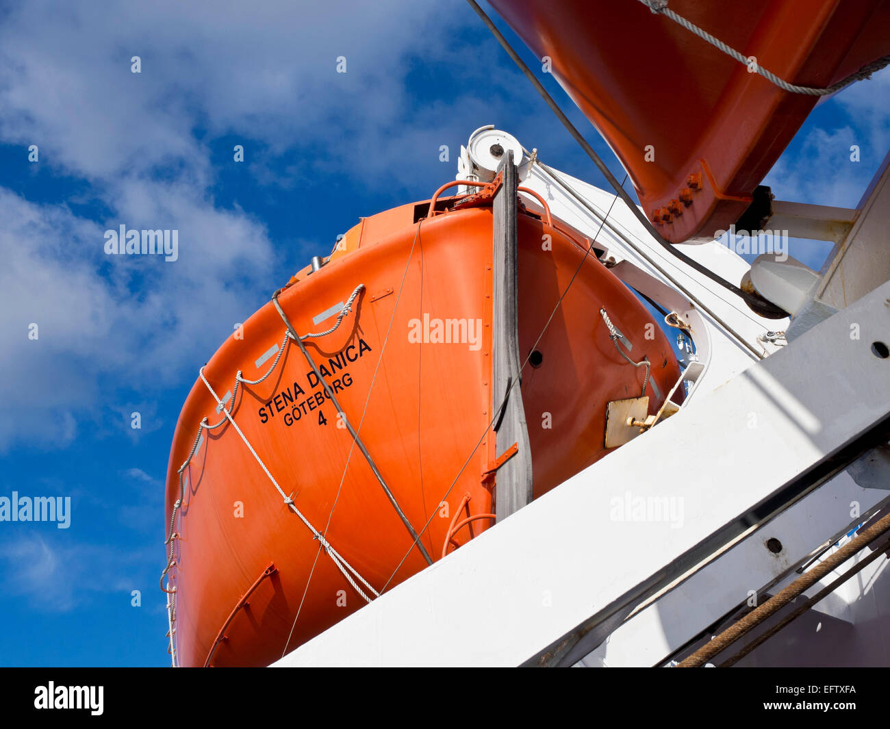 Barche a vita contro il cielo blu, traghetto Frederikshamn - Göteborg (Danimarca - Svezia) Foto Stock