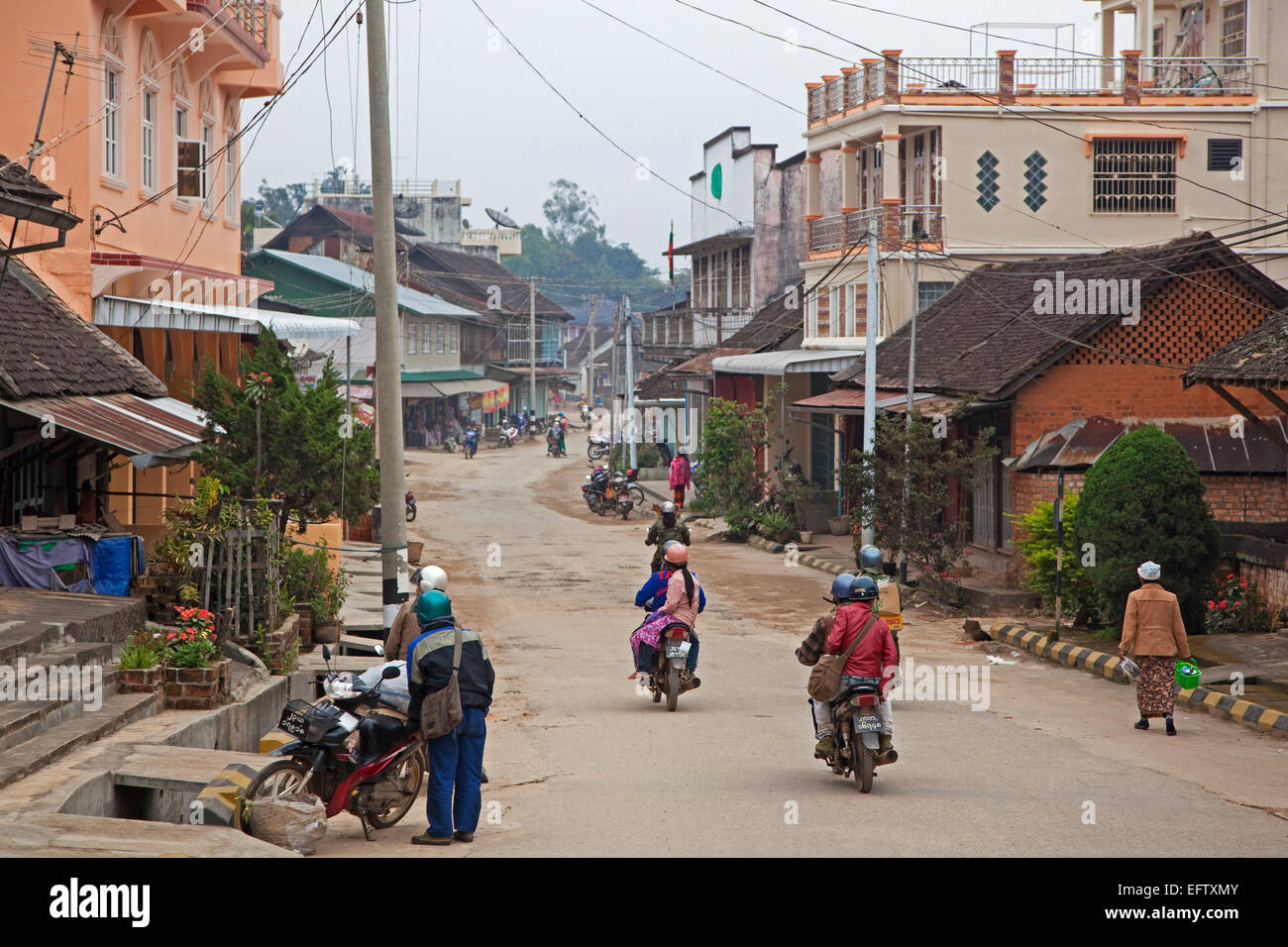 Motocicli a cavallo attraverso le città di Keng Tung / Kengtung, Stato Shan, Myanmar / Birmania Foto Stock