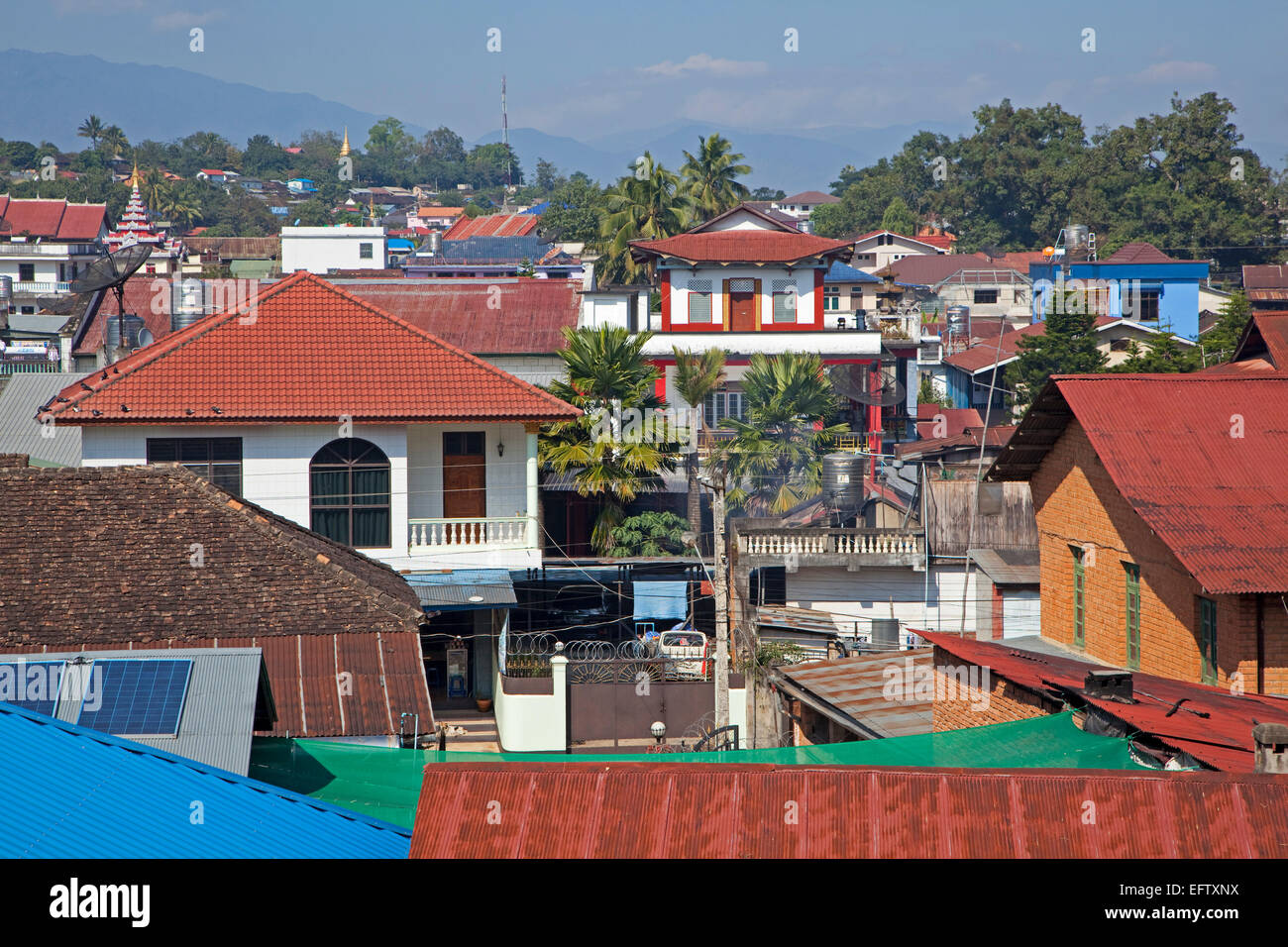 Vista sui tetti della città Keng Tung / Kengtung, Stato Shan, Myanmar / Birmania Foto Stock