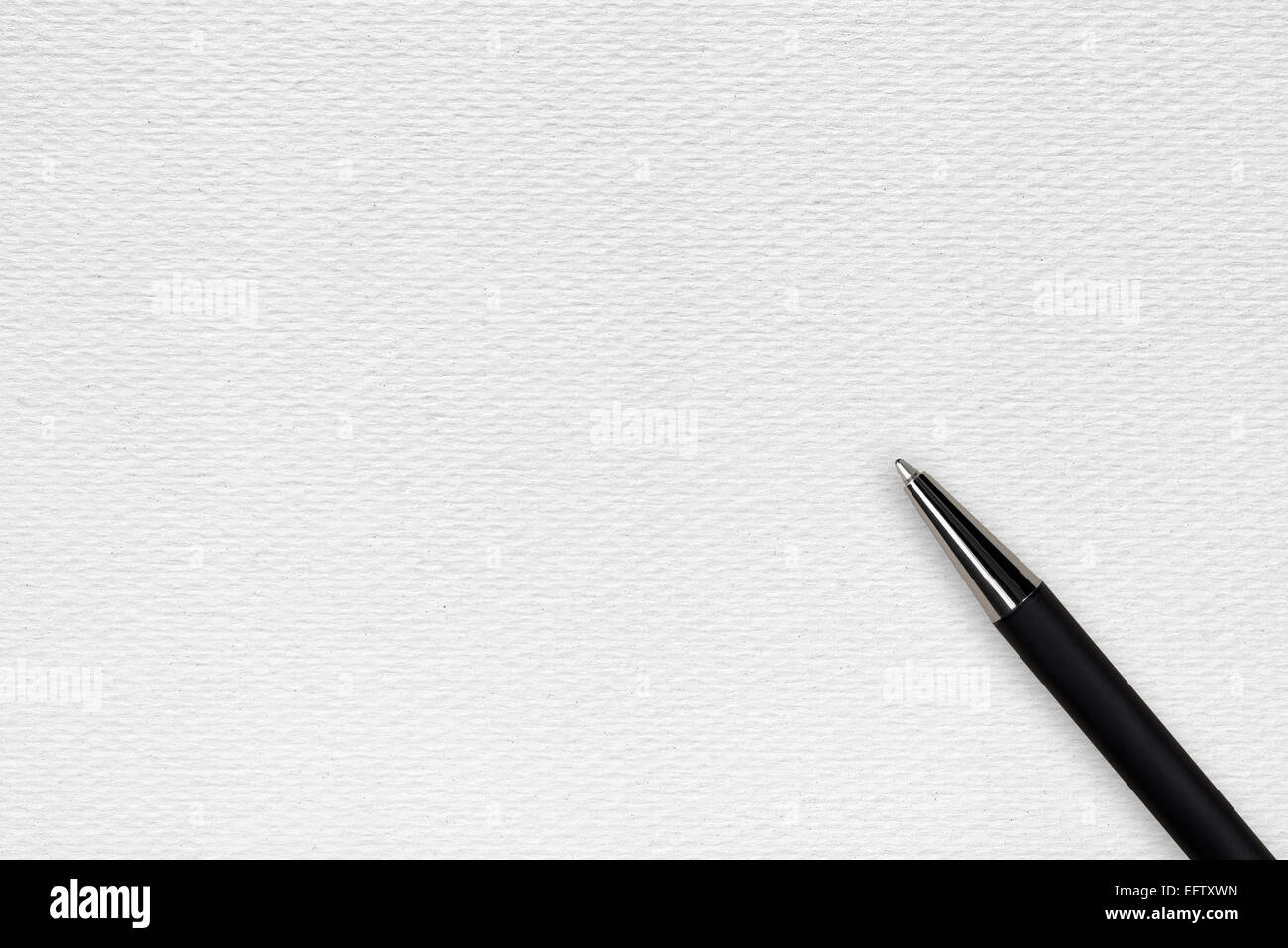 Libro bianco sullo sfondo nero con penna a sfera e spazio di testo Foto Stock