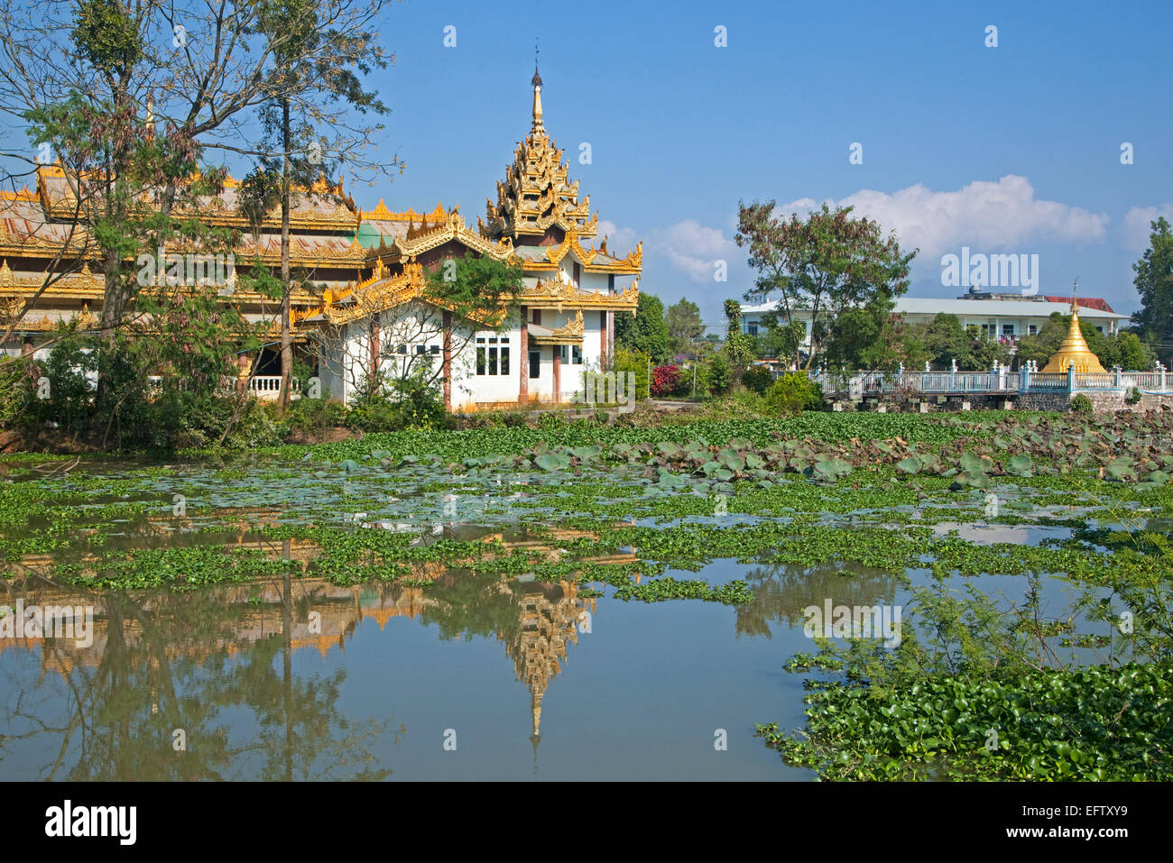 Golden World Hotel in un tempio buddista in città Keng Tung / Kengtung, Stato Shan, Myanmar / Birmania Foto Stock