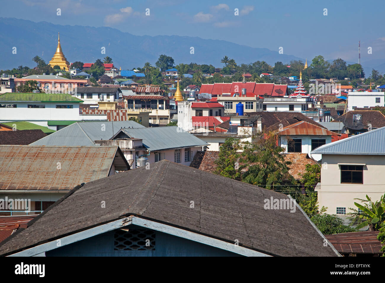 Vista sui tetti, i templi buddisti e gli stupa in città Keng Tung / Kengtung, Stato Shan, Myanmar / Birmania Foto Stock