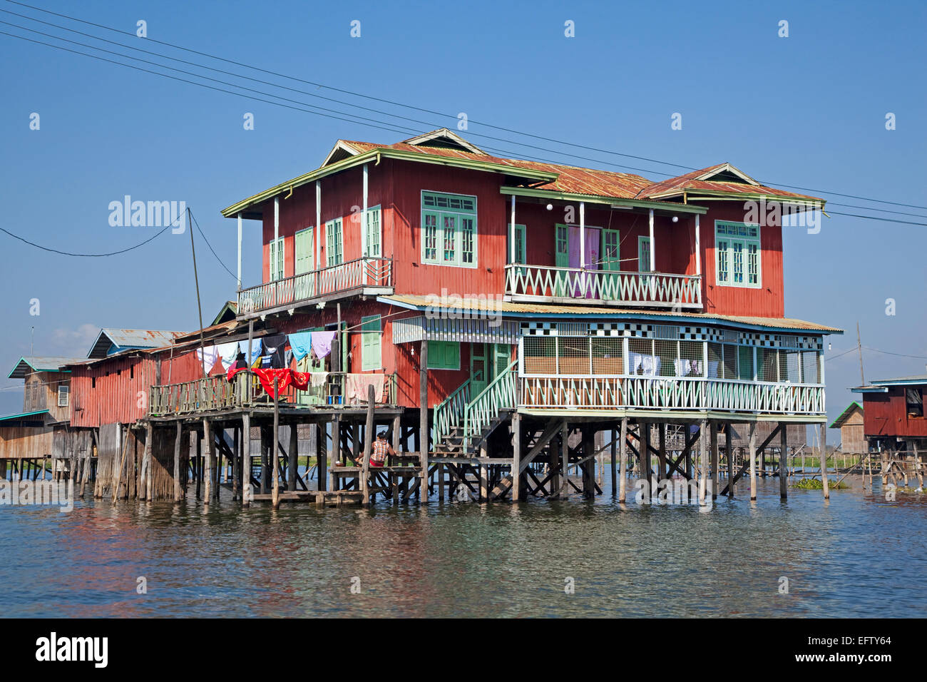 Tradizionali case in legno su palafitte in Lago Inle, Nyaungshwe, Stato Shan, Myanmar / Birmania Foto Stock
