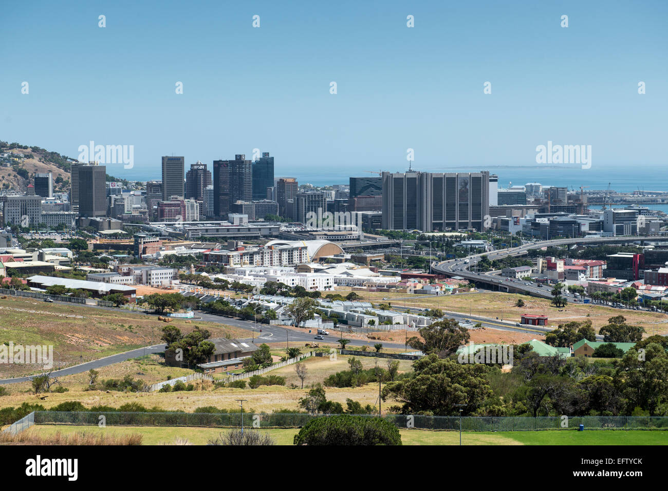 Centro di Città del Capo e ricostruito il District Six con i pascoli, vista dall'autostrada M3, Cape Town, Western Cape, Sud Africa Foto Stock