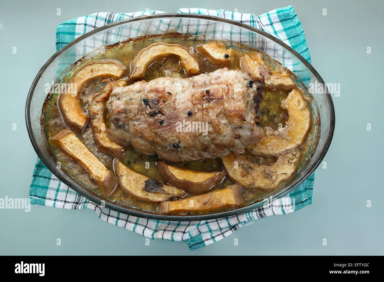 Polpettone al forno e le fette di zucca su un piatto di vetro. Foto Stock