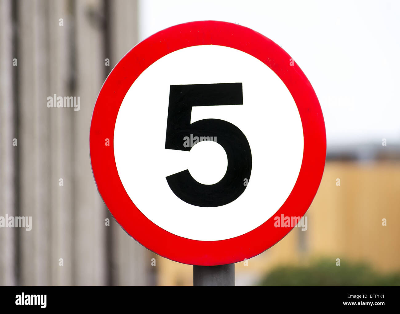 Il limite massimo di velocità di 5 km/h: cartello stradale sulla sfocatura dello sfondo. Foto Stock