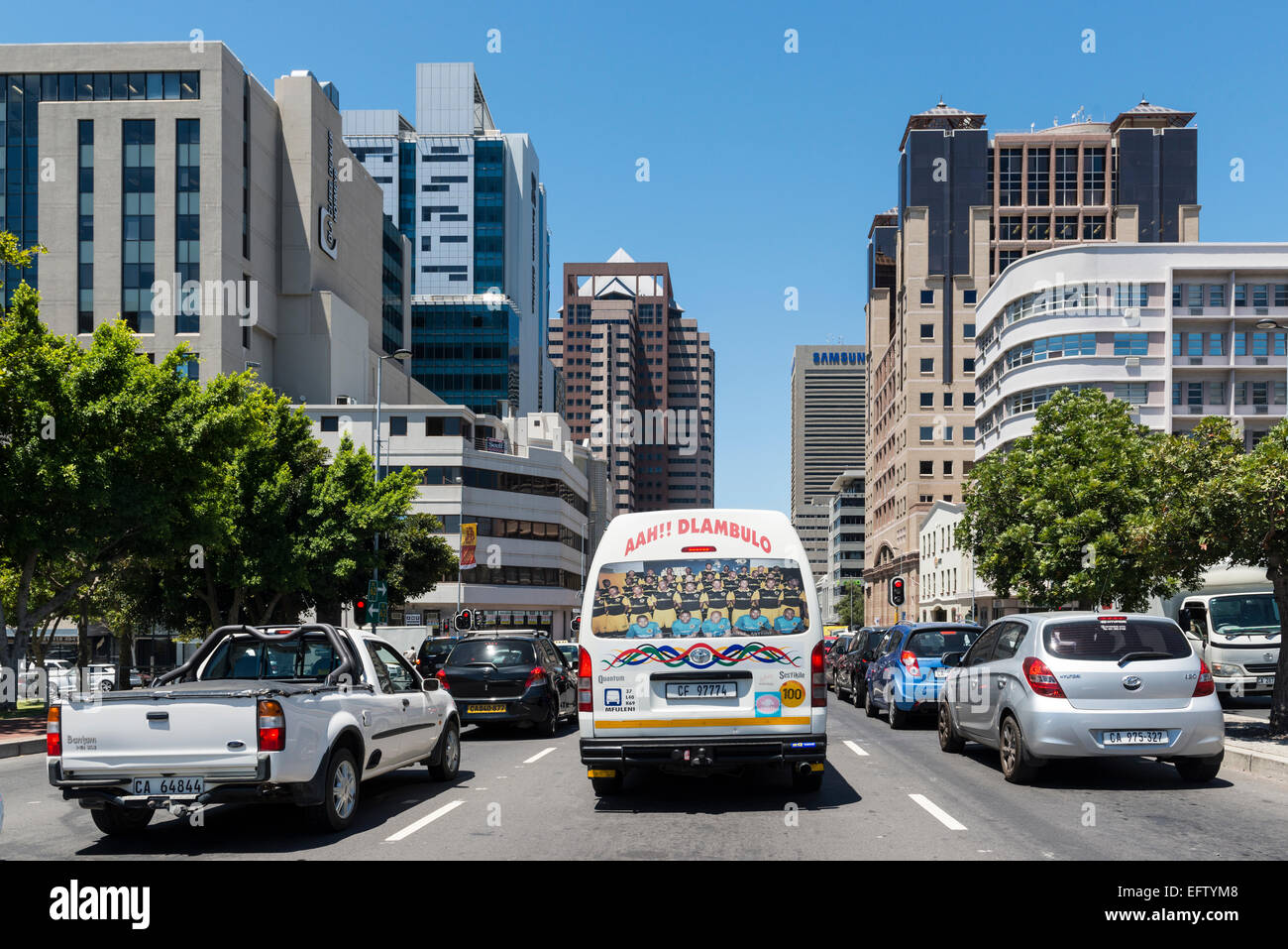 Auto e minibus nel traffico su Strand Street, Città del Capo, Western Cape, Sud Africa Foto Stock