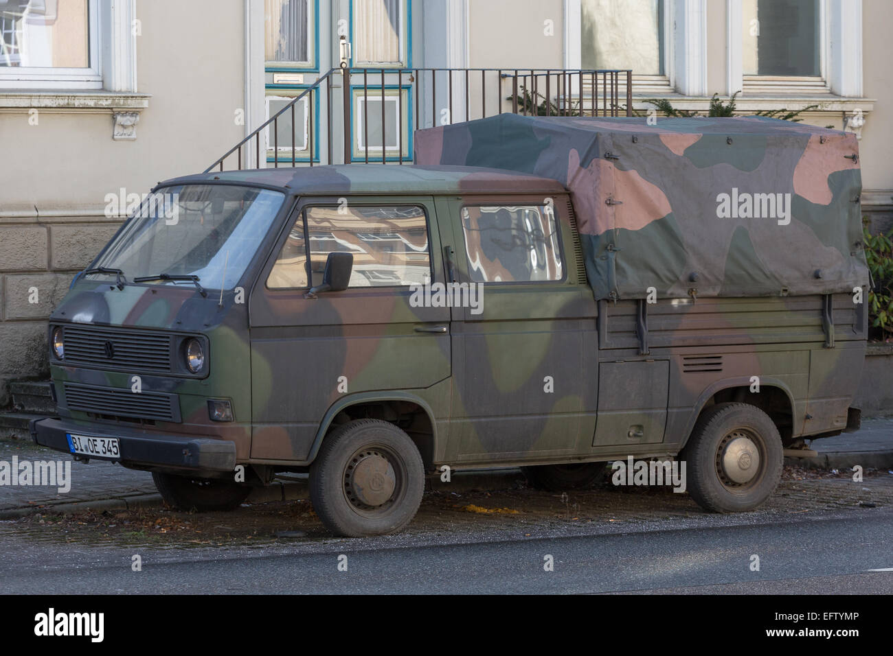 Un ex militare tedesco mimetizzata veicolo parcheggiato in una strada Foto Stock