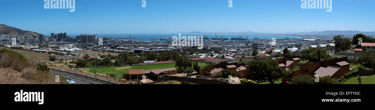 Centro di Città del Capo e la baia del porto, vista panoramica dall'autostrada M3, Cape Town, Western Cape, Sud Africa Foto Stock