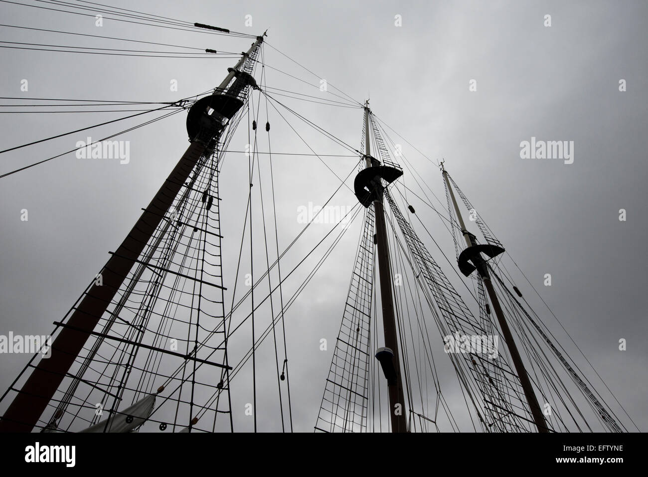 Sail rigging su un alto clipper ship con drammatica cielo grigio Foto Stock Sail rigging su un alto clipper ship con drammatica cielo grigio Foto Stock