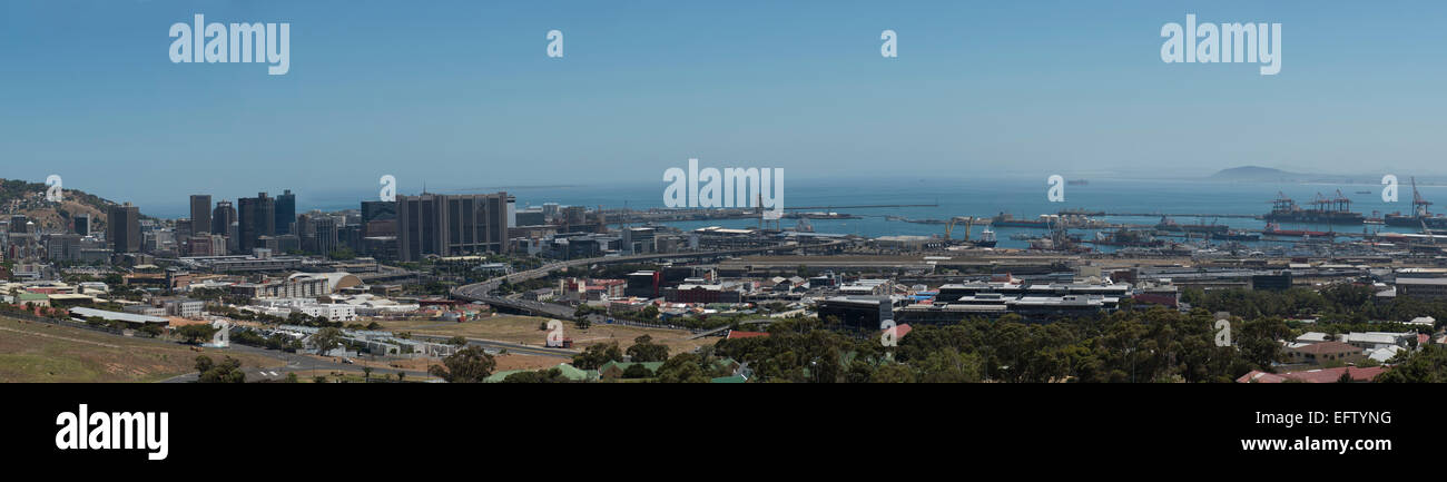 Centro di Città del Capo e ricostruito il District Six con i pascoli, vista dall'autostrada M3, Cape Town, Western Cape, Sud Africa Foto Stock