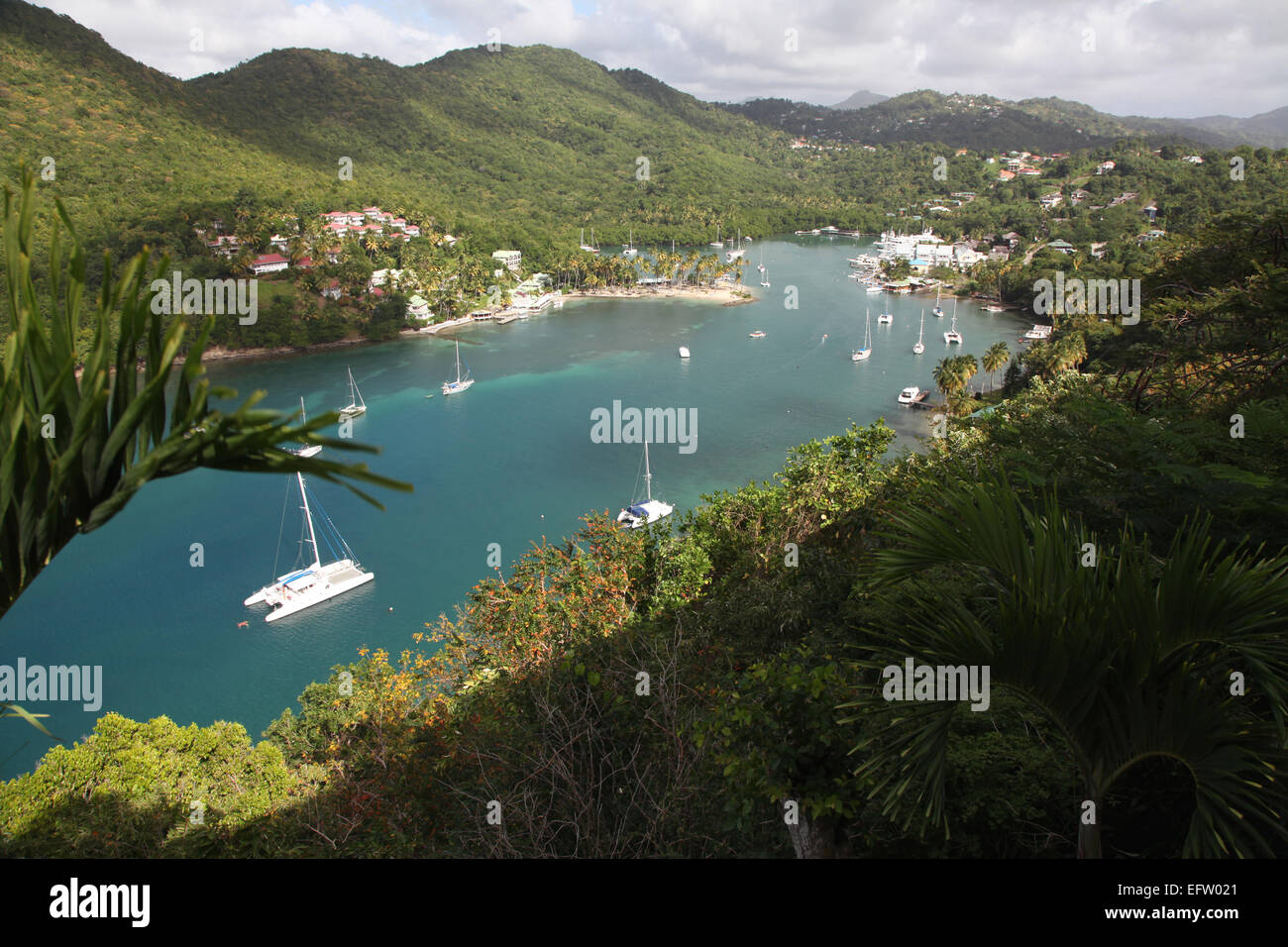 Un elevato angolo di visione di Marigot Bay, una storica pietra miliare nell'isola caraibica di Santa Lucia. Foto Stock