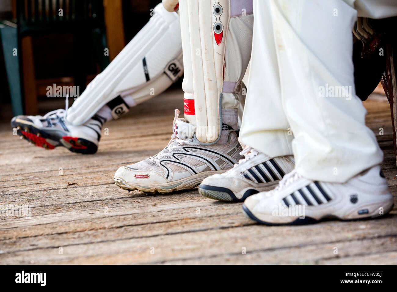 I giocatori di cricket cricket indossa i bianchi e i formatori, sezione bassa Foto Stock