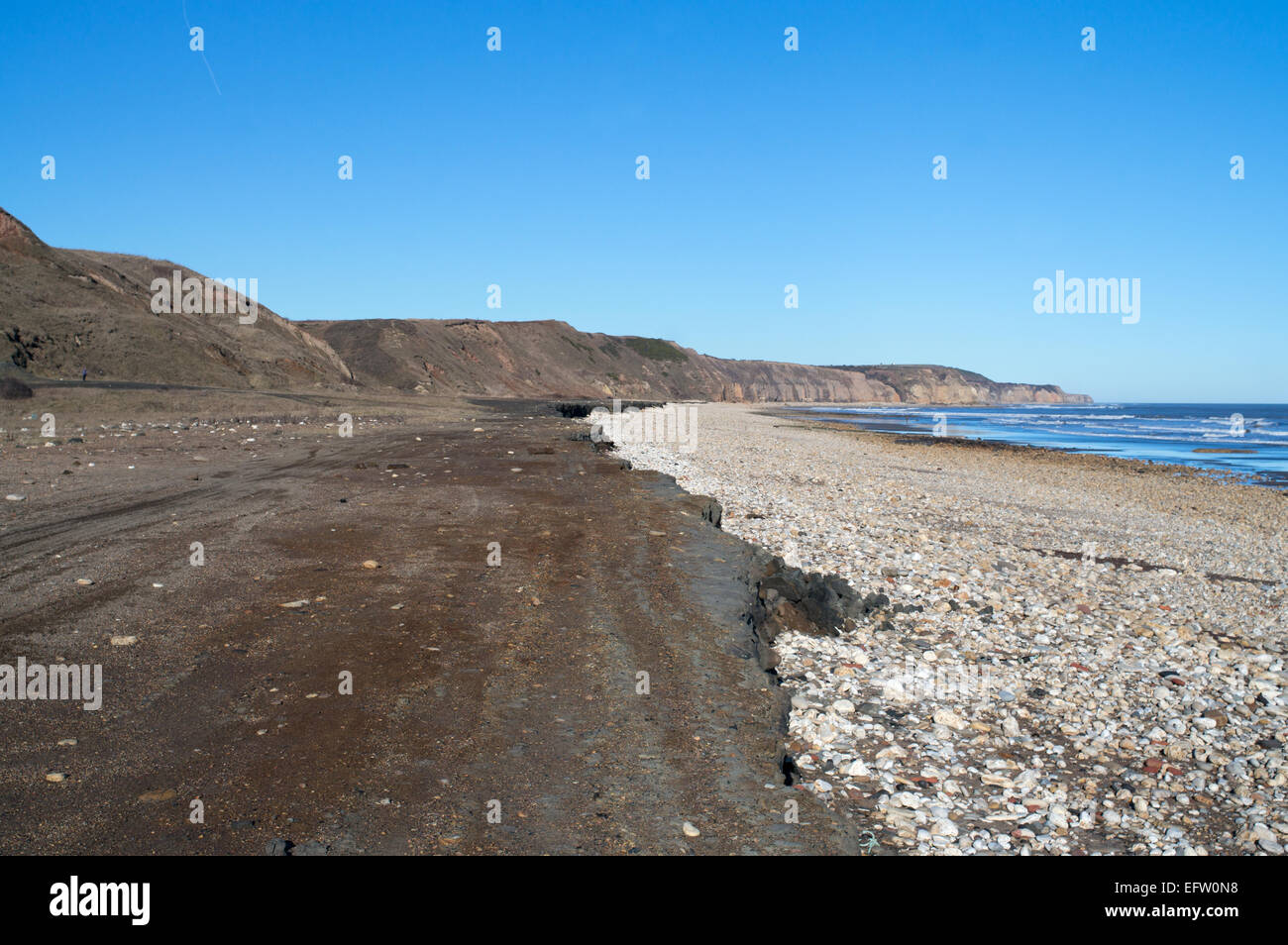 Carbone a punta di rifiuti minerari erosi dalla spiaggia vicino Horden, Durham coast visto dall'Inghilterra Coast Path, REGNO UNITO Foto Stock