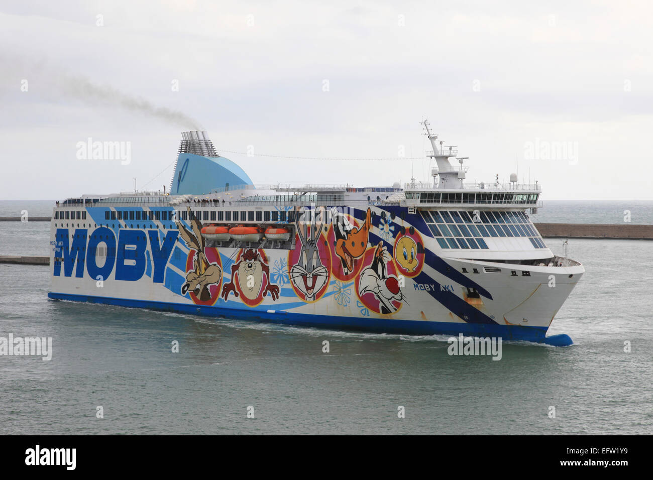 RoRo auto e passeggeri dei traghetti Moby Aki entrando in porto di Civitavecchia Italia Foto Stock