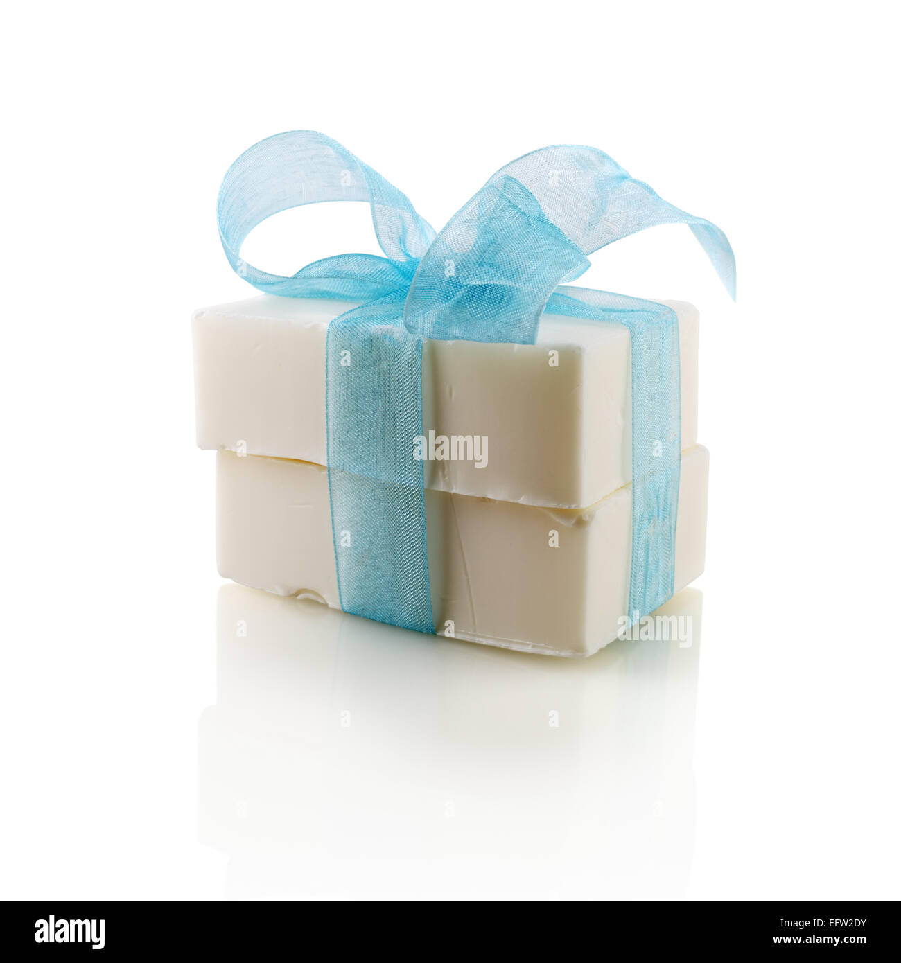 Due pezzi di sapone, legata con un nastro di colore blu con un inchino su uno sfondo bianco. Isolato con percorso di clipping. Foto Stock