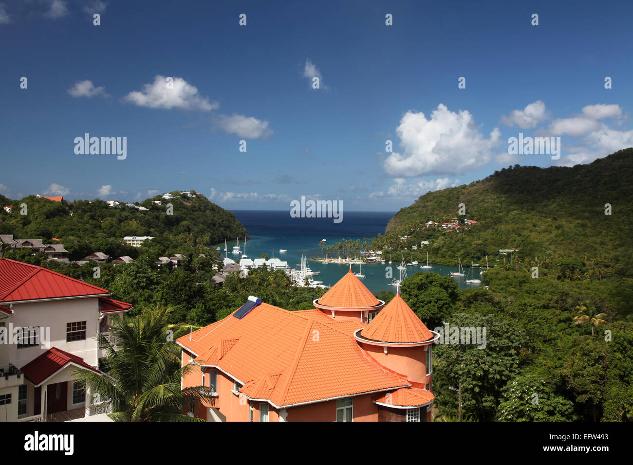 L'incredibile resort caraibico di Marigot Bay; soprannominato uragano foro a causa del suo ricovero di porto. Foto Stock