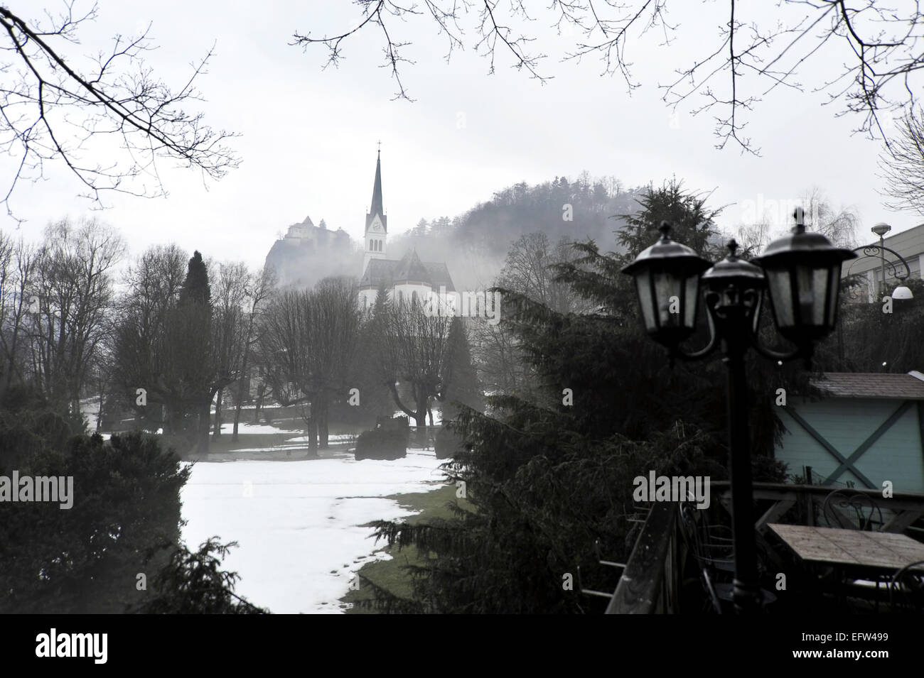 Castello nella nebbia. Bled. La Slovenia. Foto Stock