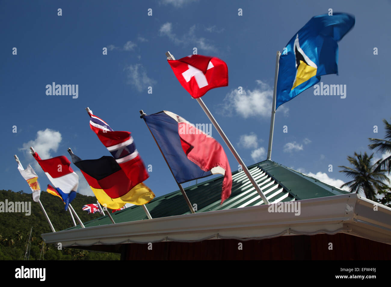 Un campione delle bandiere di tutto il mondo rappresentato sul tetto di un bar in Marigot Bay, Santa Lucia Foto Stock