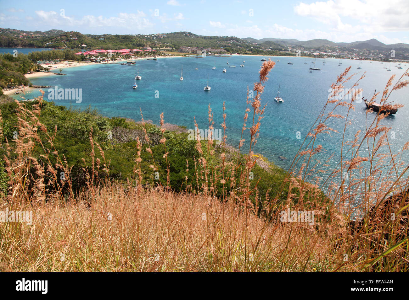 La spiaggia, la Causeway e complesso alberghiero da Pigeon Island, Santa Lucia, dei Caraibi Foto Stock
