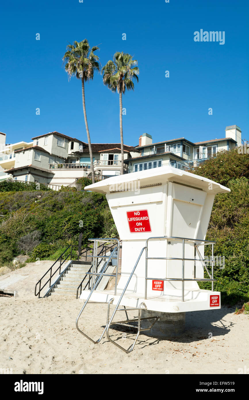 Un bagnino non presidiate torre sulla spiaggia dove i ricchi risiedono. Foto Stock