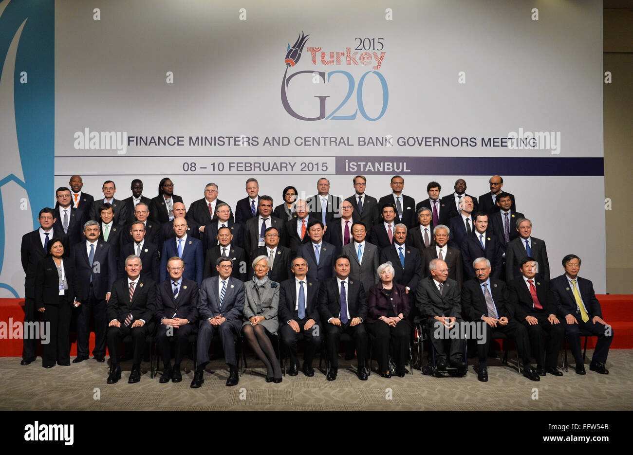 (150210) -- Istanbul, Feb 10, 2015 (Xinhua) -- Bagno turco Vice Primo Ministro Ali Babacan (C, anteriore), il Fondo monetario internazionale (FMI) Direttore Christine Lagarde (4a L, anteriore), U.S. Il segretario al Tesoro Giacobbe J. Lew (3a L, anteriore), Turchia del governatore di banca centrale Erdem Basci (5a L, anteriore), cinese il Vice Ministro delle finanze Zhu Guangyao (2a R, anteriore) e altri ospiti di prendere le foto di gruppo dopo la riunione del G20 dei ministri delle finanze e i governatori della Banca centrale a Istanbul il 10 febbraio, 2015. G20 dei ministri delle finanze e dei capi delle banche centrali giurò di approfondire la loro cooperazione nella lotta contro il terrorismo Foto Stock