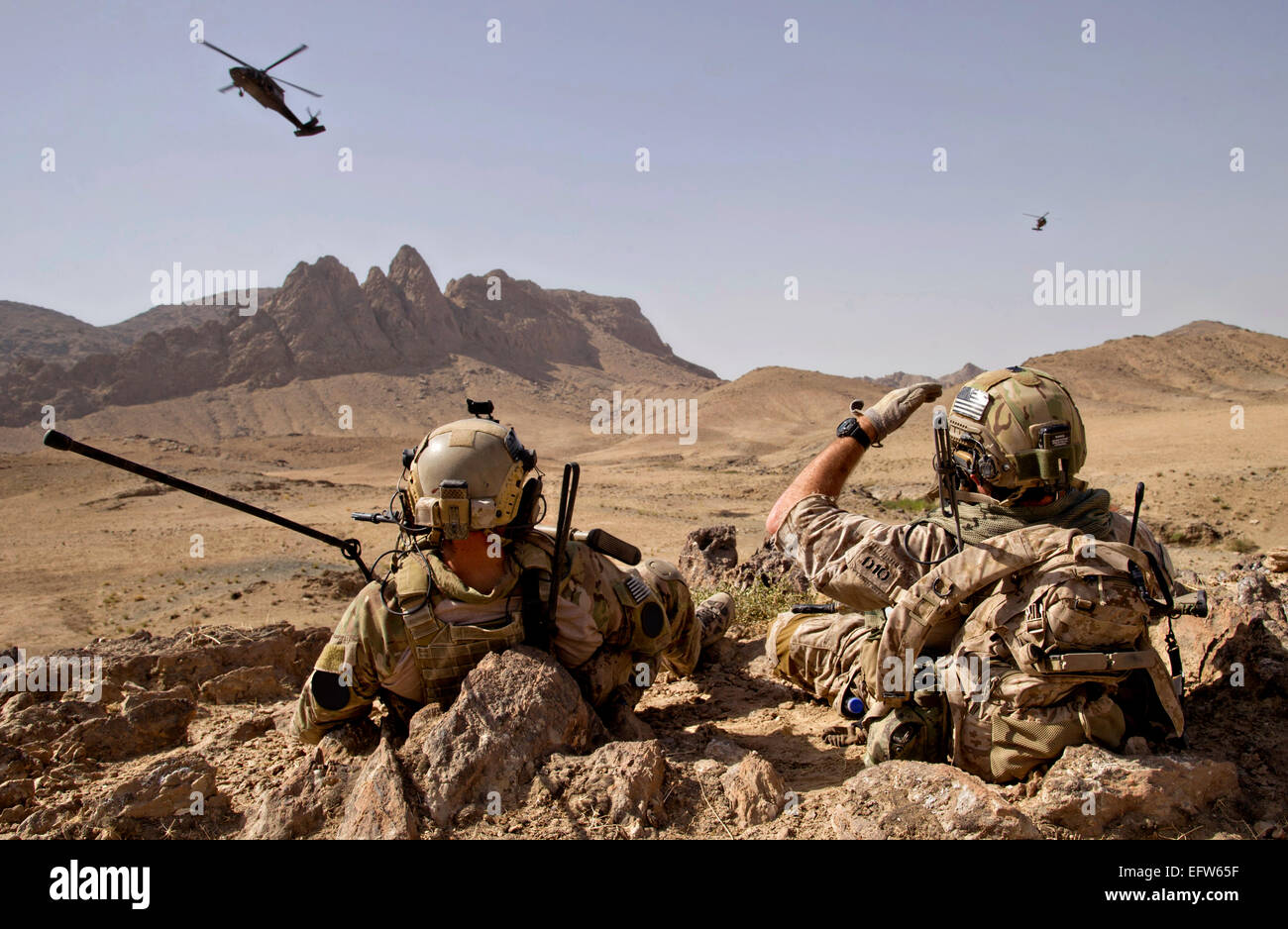 Una delle forze speciali degli Stati Uniti orologi militari due Black Hawk  elicotteri prepararsi a terra durante una pattuglia Agosto 12, 2012 in Shah  Wali Kot distretto, provincia di Kandahar, Afghanistan Foto