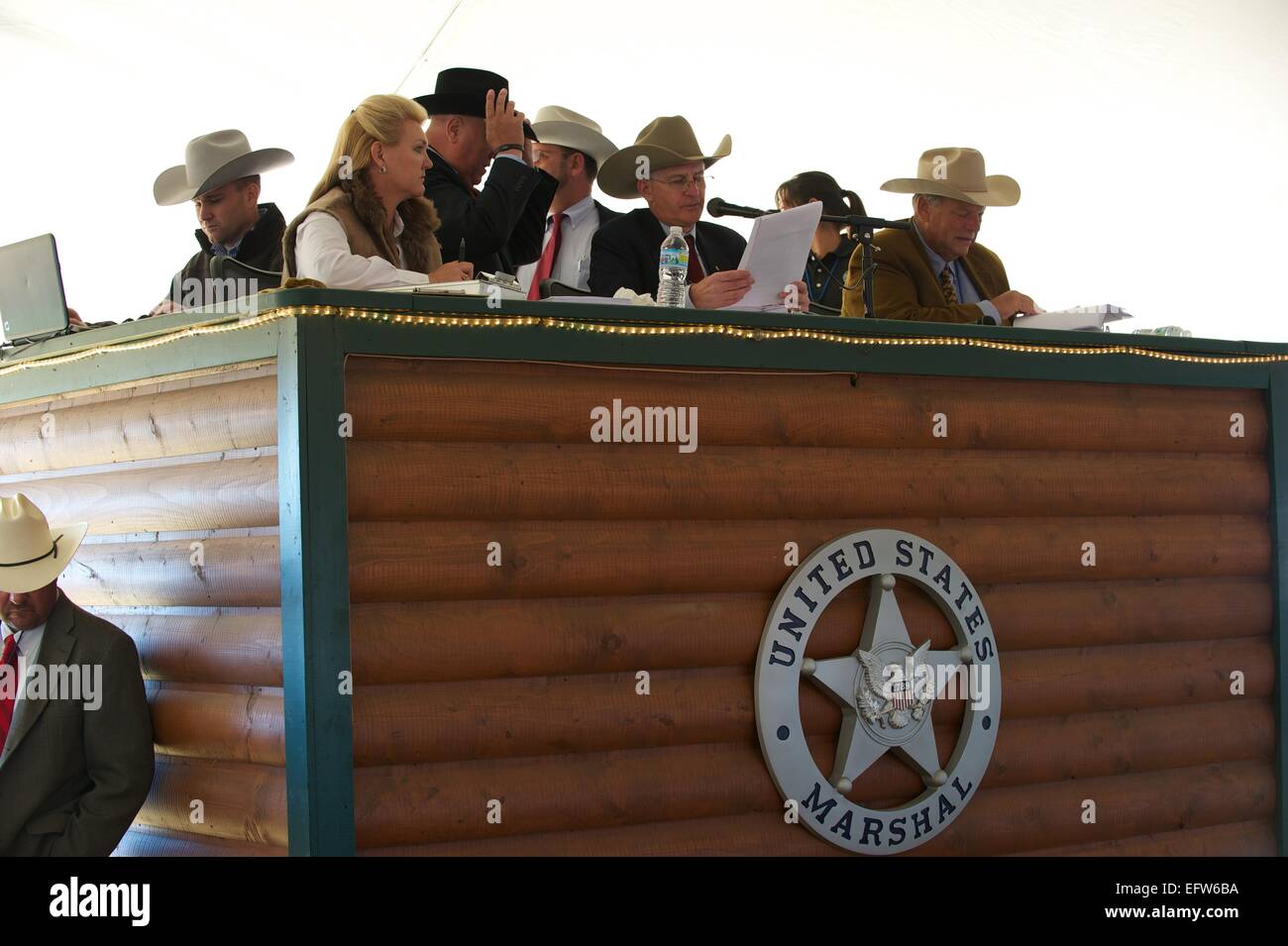 I banditori durante una di noi esegue il marshalling di un'asta di più di 300 quarter horses e cavallo-relative attrezzature appartenenti a Rita Crundwell, che è stato caricato con embezzling $53 milioni di euro dalla città di Dixon Settembre 23, 2012 in Dixon IL. Foto Stock