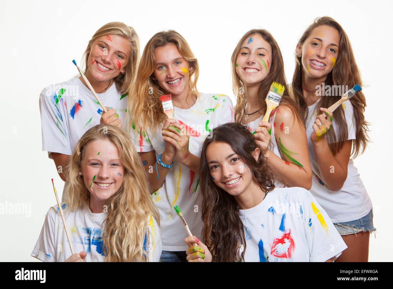 Gruppo di adolescenti divertendosi con vernice Foto Stock