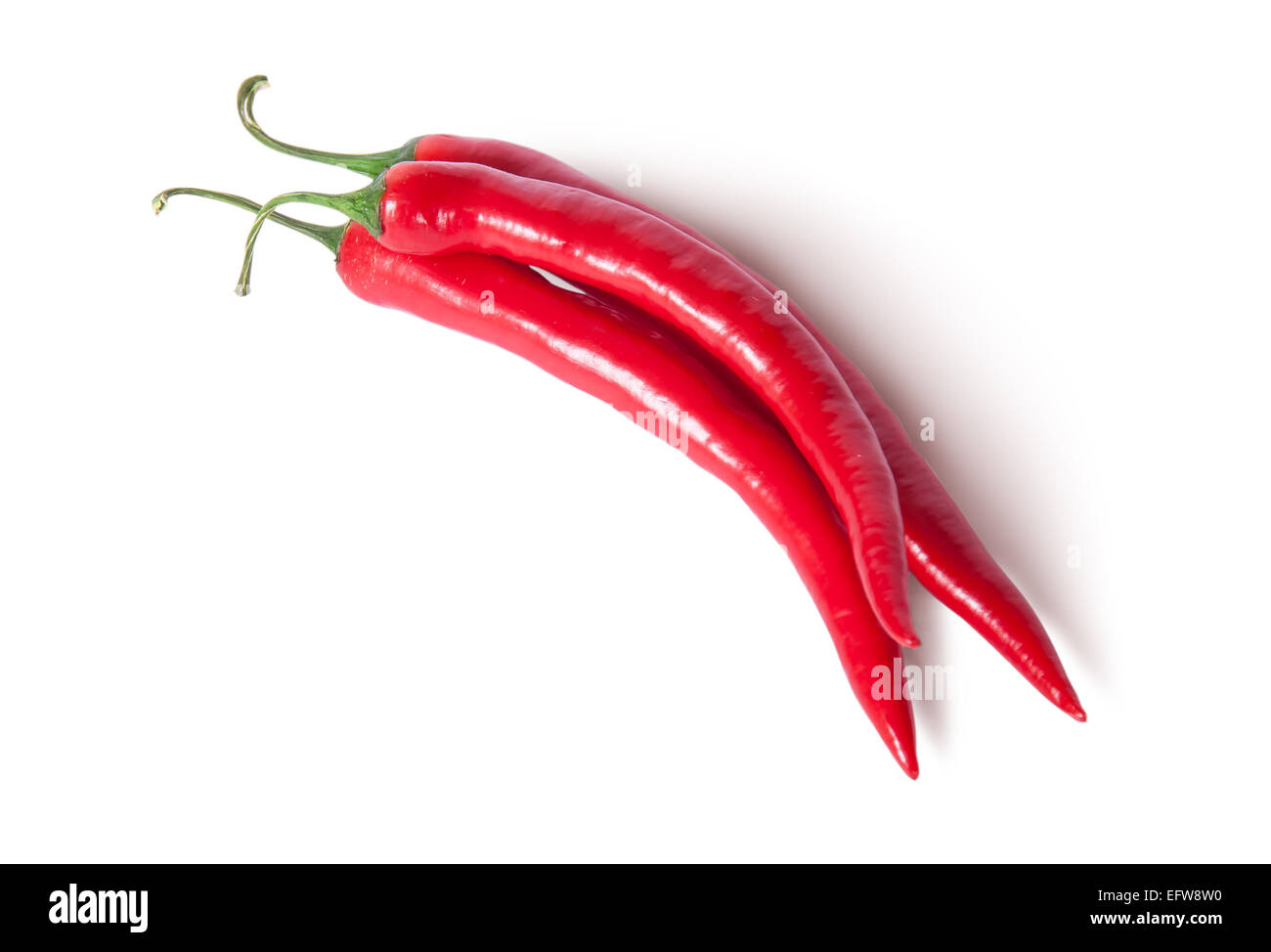 Tre rossi maturi succosa Hot Chili Peppers vista dall'alto isolato su sfondo bianco Foto Stock