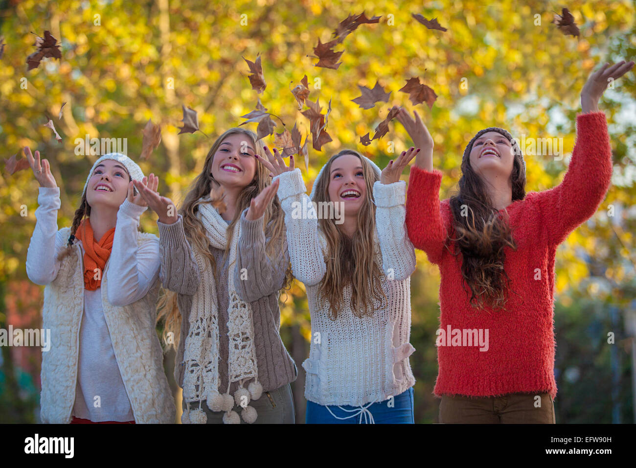Felice teens foglie di cattura Foto Stock