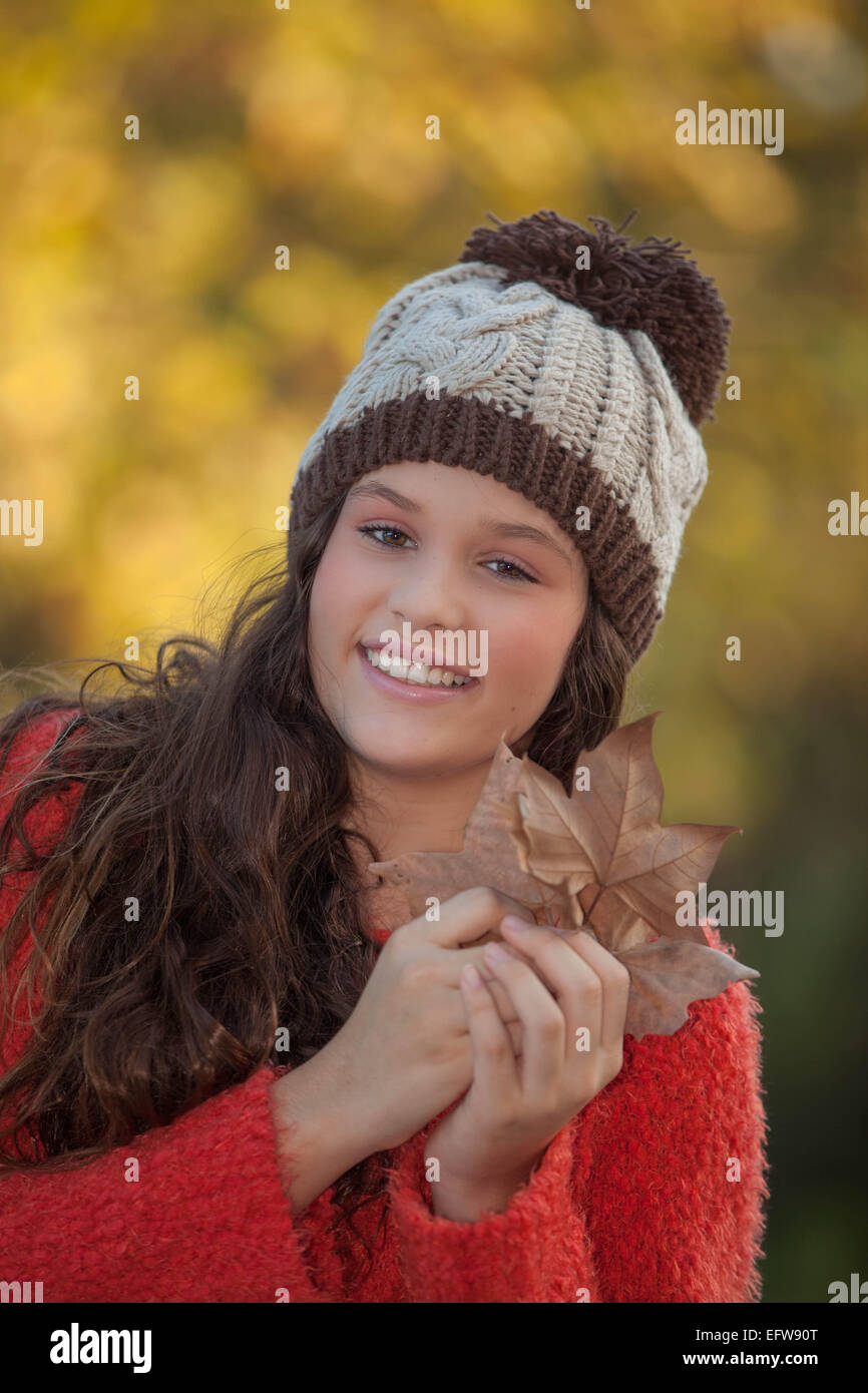 Sorridendo felice autunno moda ragazza Foto Stock