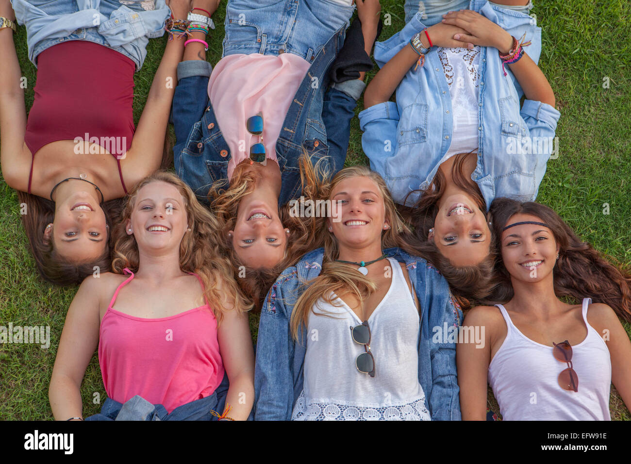 Gruppo felice di sorridere diversi ragazzi in estate. Foto Stock