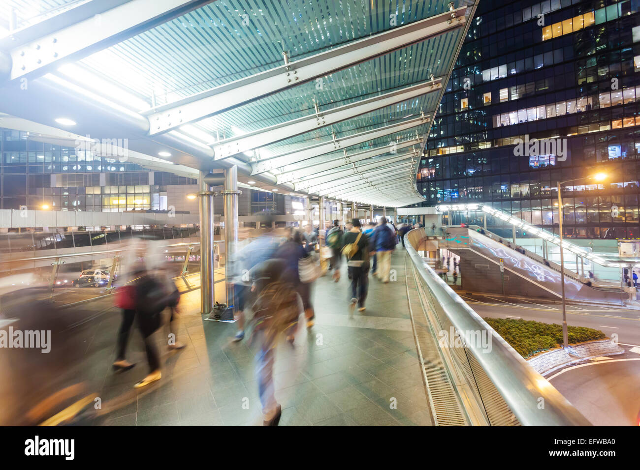 Pendolari a piedi lungo un sentiero sopraelevato Foto Stock