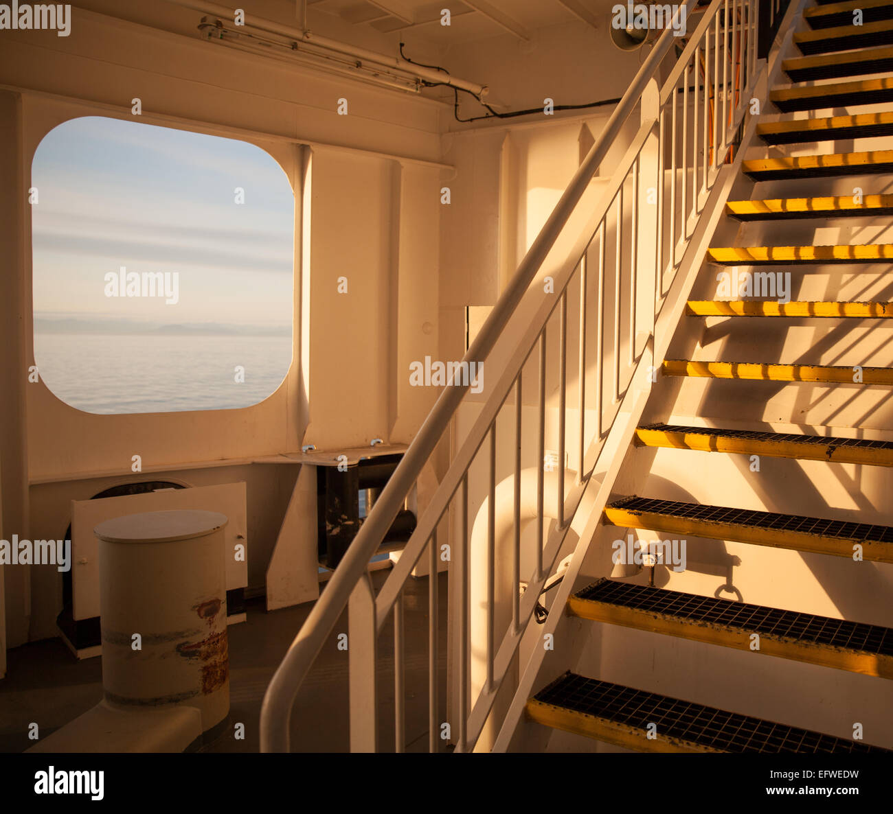Un oblò vista su un BC Ferries nave, Isola di Vancouver, BC, Canada Foto Stock