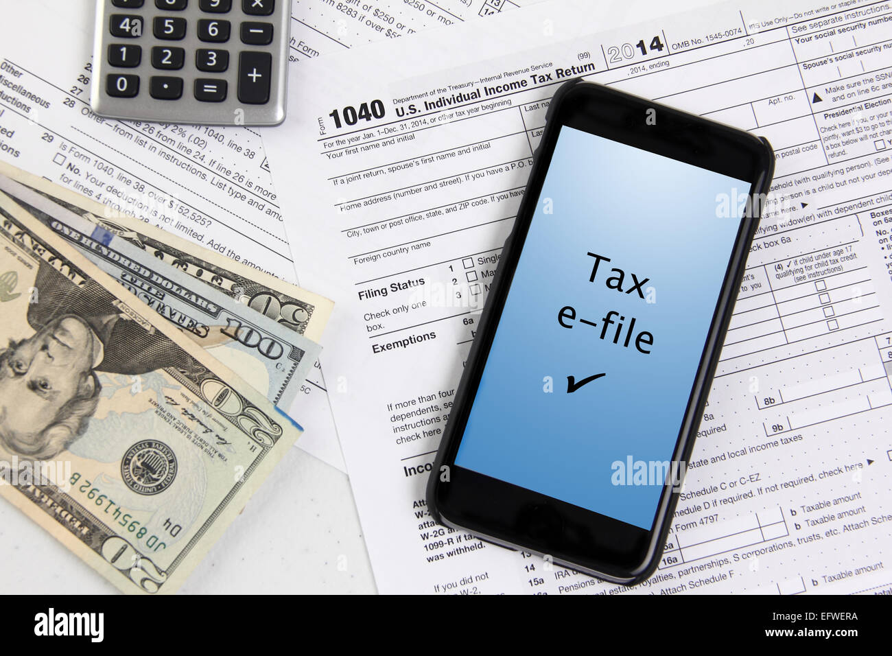 E-file imposte con il telefono cellulare Foto Stock